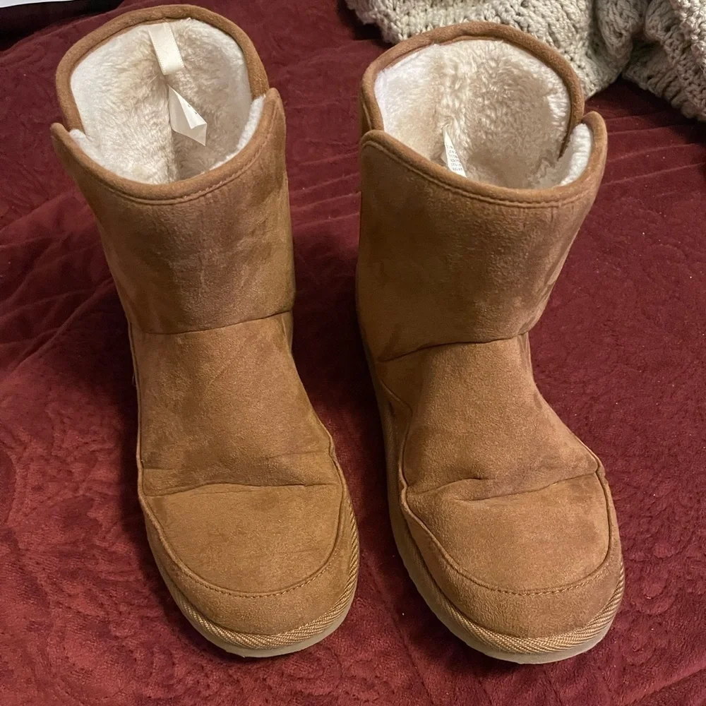 Old Navy‎ Size 7 Chestnut Cozy-Bootie Low Top Faux Suede With Fur Lining .